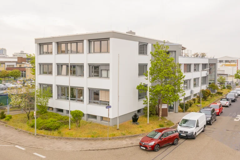 Außenansicht des Bürogebäudes der Familienheim Karlsruhe eG an einer Straßenecke in Karlsruhe.