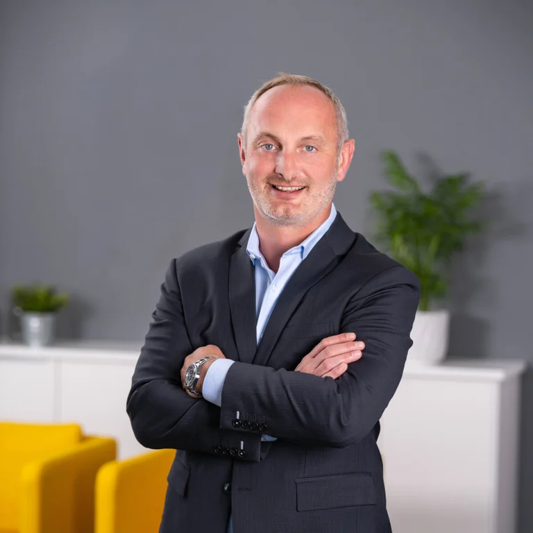 Der geschäftsführende Vorstand Rüdiger Esslinger lächelt freundlich in die Kamera.